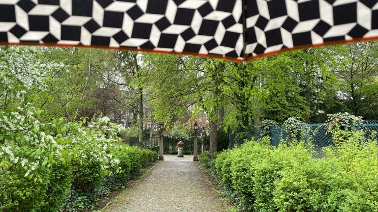 Den Schustehruspark betreten in Charlottenburg zum Gassi gehen