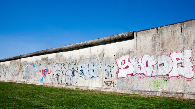 Überbleibsel der Berliner Mauer - beliebtes Ausflugsziel am Tag der deutschen Einheit