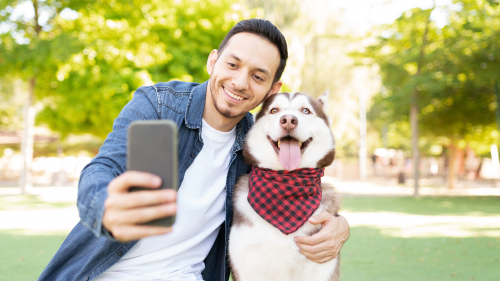 Mann macht Selfie mit einem Husky