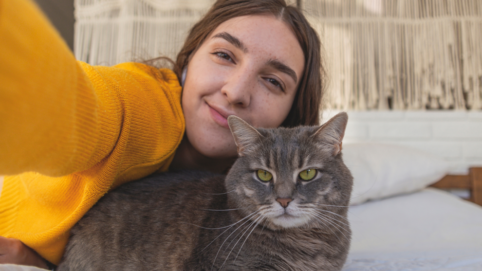 Selfie Frau und Katze