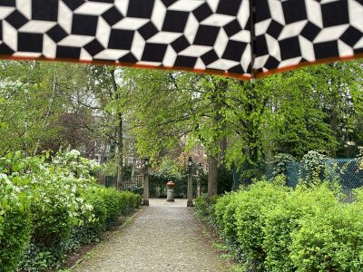 Den Schustehruspark betreten in Charlottenburg zum Gassi gehen