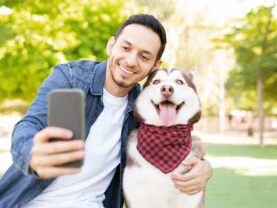 Mann macht Selfie mit einem Husky