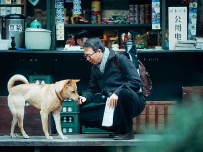 Szene aus der Neuverfilmung von Hachiko 2024