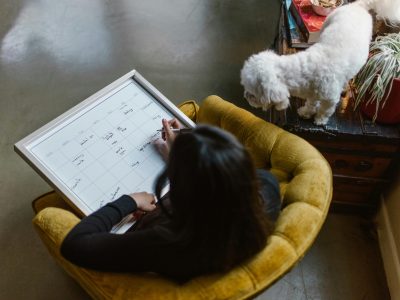 Frau plant Hund neben ihr